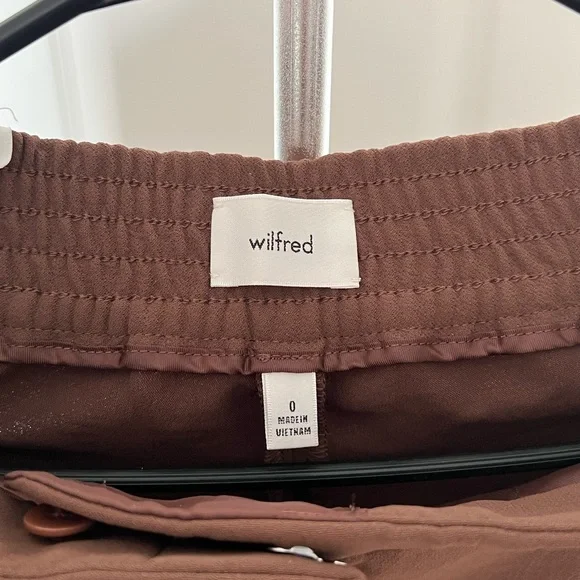 Aritzia Wilfred Alanya Pants in size 0 short. Color is Cocoa Bean - Picture 5 of 12